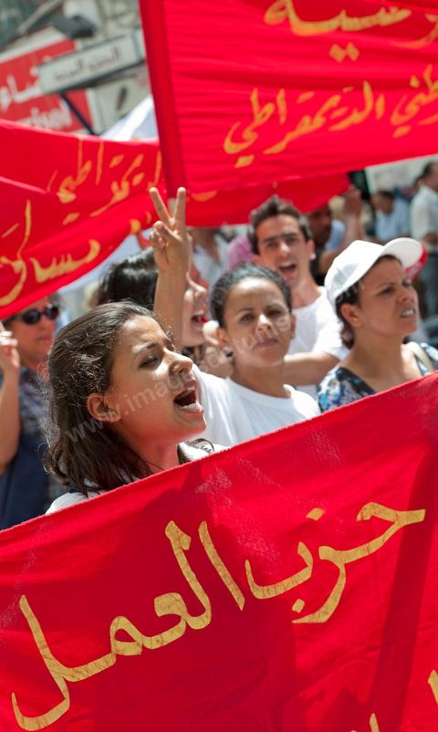21 juillet 2011 : marche citoyenne organisée par les partis démocrates tunisiens à Tunis. face aux tentatives de semer le chaos dans le pays et de renverser les institutions nées d'un consensus national, les partis signataires ont appelés les citoyens à une marche nationale ce jeudi. Cette marche est organisée par les partis libéraux suivants : PDP, Ettajdid, Afek Tounes, Al Wifek Jomhouri, PSG, la Voie du Centre, Mouvement de la citoyenneté et de la justice. la manif se déroule avec en tête les principaux leaders des partis politiques pour la première fois en semble dans une manifestation.