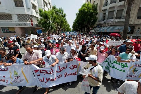 21 juillet 2011 : marche citoyenne organisée par les partis démocrates tunisiens à Tunis. face aux tentatives de semer le chaos dans le pays et de renverser les institutions nées d'un consensus national, les partis signataires ont appelés les citoyens à une marche nationale ce jeudi. Cette marche est organisée par les partis libéraux suivants : PDP, Ettajdid, Afek Tounes, Al Wifek Jomhouri, PSG, la Voie du Centre, Mouvement de la citoyenneté et de la justice. la manif se déroule avec en tête les principaux leaders des partis politiques pour la première fois en semble dans une manifestation.
