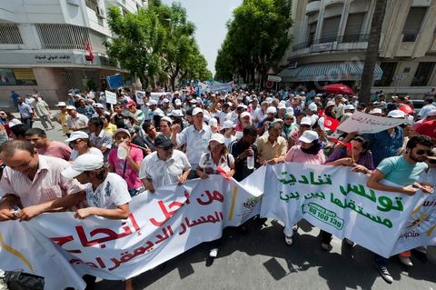21 juillet 2011 : marche citoyenne organisée par les partis démocrates tunisiens à Tunis. face aux tentatives de semer le chaos dans le pays et de renverser les institutions nées d'un consensus national, les partis signataires ont appelés les citoyens à une marche nationale ce jeudi. Cette marche est organisée par les partis libéraux suivants : PDP, Ettajdid, Afek Tounes, Al Wifek Jomhouri, PSG, la Voie du Centre, Mouvement de la citoyenneté et de la justice. la manif se déroule avec en tête les principaux leaders des partis politiques pour la première fois en semble dans une manifestation.