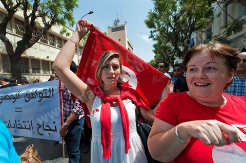 21 juillet 2011 : marche citoyenne organisée par les partis démocrates tunisiens à Tunis. face aux tentatives de semer le chaos dans le pays et de renverser les institutions nées d'un consensus national, les partis signataires ont appelés les citoyens à une marche nationale ce jeudi. Cette marche est organisée par les partis libéraux suivants : PDP, Ettajdid, Afek Tounes, Al Wifek Jomhouri, PSG, la Voie du Centre, Mouvement de la citoyenneté et de la justice. la manif se déroule avec en tête les principaux leaders des partis politiques pour la première fois en semble dans une manifestation.