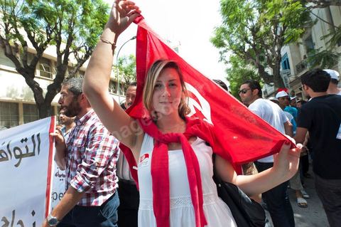 21 juillet 2011 : marche citoyenne organisée par les partis démocrates tunisiens à Tunis. face aux tentatives de semer le chaos dans le pays et de renverser les institutions nées d'un consensus national, les partis signataires ont appelés les citoyens à une marche nationale ce jeudi. Cette marche est organisée par les partis libéraux suivants : PDP, Ettajdid, Afek Tounes, Al Wifek Jomhouri, PSG, la Voie du Centre, Mouvement de la citoyenneté et de la justice. la manif se déroule avec en tête les principaux leaders des partis politiques pour la première fois en semble dans une manifestation.
