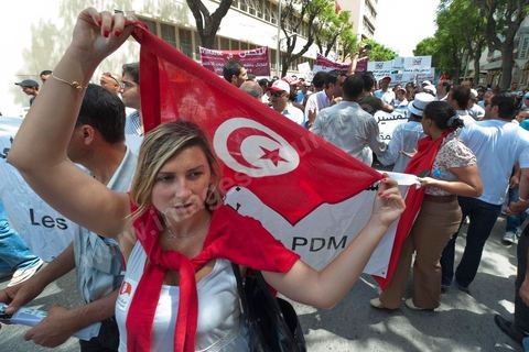 21 juillet 2011 : marche citoyenne organisée par les partis démocrates tunisiens à Tunis. face aux tentatives de semer le chaos dans le pays et de renverser les institutions nées d'un consensus national, les partis signataires ont appelés les citoyens à une marche nationale ce jeudi. Cette marche est organisée par les partis libéraux suivants : PDP, Ettajdid, Afek Tounes, Al Wifek Jomhouri, PSG, la Voie du Centre, Mouvement de la citoyenneté et de la justice. la manif se déroule avec en tête les principaux leaders des partis politiques pour la première fois en semble dans une manifestation.