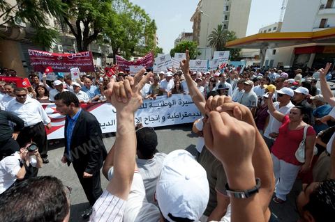 21 juillet 2011 : marche citoyenne organisée par les partis démocrates tunisiens à Tunis. face aux tentatives de semer le chaos dans le pays et de renverser les institutions nées d'un consensus national, les partis signataires ont appelés les citoyens à une marche nationale ce jeudi. Cette marche est organisée par les partis libéraux suivants : PDP, Ettajdid, Afek Tounes, Al Wifek Jomhouri, PSG, la Voie du Centre, Mouvement de la citoyenneté et de la justice. la manif se déroule avec en tête les principaux leaders des partis politiques pour la première fois en semble dans une manifestation.