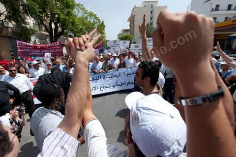 21 juillet 2011 : marche citoyenne organisée par les partis démocrates tunisiens à Tunis. face aux tentatives de semer le chaos dans le pays et de renverser les institutions nées d'un consensus national, les partis signataires ont appelés les citoyens à une marche nationale ce jeudi. Cette marche est organisée par les partis libéraux suivants : PDP, Ettajdid, Afek Tounes, Al Wifek Jomhouri, PSG, la Voie du Centre, Mouvement de la citoyenneté et de la justice. la manif se déroule avec en tête les principaux leaders des partis politiques pour la première fois en semble dans une manifestation.