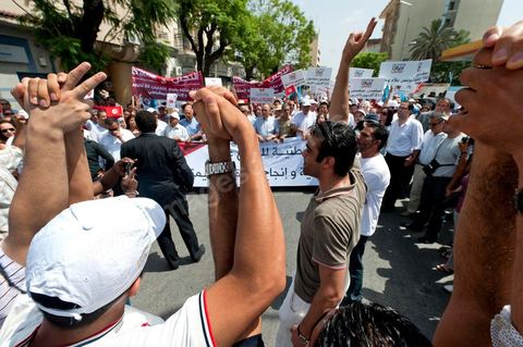 21 juillet 2011 : marche citoyenne organisée par les partis démocrates tunisiens à Tunis. face aux tentatives de semer le chaos dans le pays et de renverser les institutions nées d'un consensus national, les partis signataires ont appelés les citoyens à une marche nationale ce jeudi. Cette marche est organisée par les partis libéraux suivants : PDP, Ettajdid, Afek Tounes, Al Wifek Jomhouri, PSG, la Voie du Centre, Mouvement de la citoyenneté et de la justice. la manif se déroule avec en tête les principaux leaders des partis politiques pour la première fois en semble dans une manifestation.