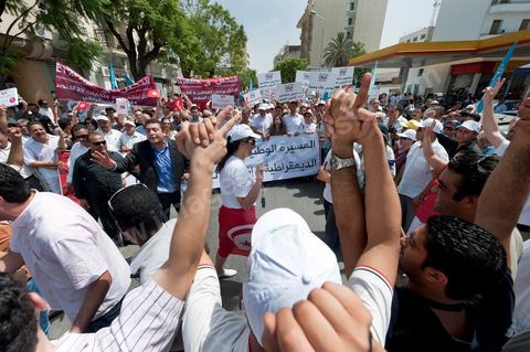 21 juillet 2011 : marche citoyenne organisée par les partis démocrates tunisiens à Tunis. face aux tentatives de semer le chaos dans le pays et de renverser les institutions nées d'un consensus national, les partis signataires ont appelés les citoyens à une marche nationale ce jeudi. Cette marche est organisée par les partis libéraux suivants : PDP, Ettajdid, Afek Tounes, Al Wifek Jomhouri, PSG, la Voie du Centre, Mouvement de la citoyenneté et de la justice. la manif se déroule avec en tête les principaux leaders des partis politiques pour la première fois en semble dans une manifestation.