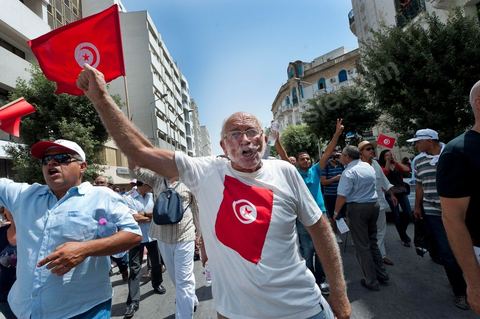 21 juillet 2011 : marche citoyenne organisée par les partis démocrates tunisiens à Tunis. face aux tentatives de semer le chaos dans le pays et de renverser les institutions nées d'un consensus national, les partis signataires ont appelés les citoyens à une marche nationale ce jeudi. Cette marche est organisée par les partis libéraux suivants : PDP, Ettajdid, Afek Tounes, Al Wifek Jomhouri, PSG, la Voie du Centre, Mouvement de la citoyenneté et de la justice. la manif se déroule avec en tête les principaux leaders des partis politiques pour la première fois en semble dans une manifestation.