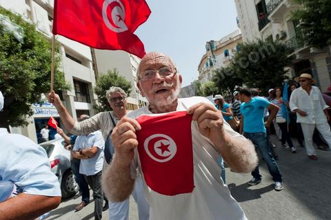 21 juillet 2011 : marche citoyenne organisée par les partis démocrates tunisiens à Tunis. face aux tentatives de semer le chaos dans le pays et de renverser les institutions nées d'un consensus national, les partis signataires ont appelés les citoyens à une marche nationale ce jeudi. Cette marche est organisée par les partis libéraux suivants : PDP, Ettajdid, Afek Tounes, Al Wifek Jomhouri, PSG, la Voie du Centre, Mouvement de la citoyenneté et de la justice. la manif se déroule avec en tête les principaux leaders des partis politiques pour la première fois en semble dans une manifestation.