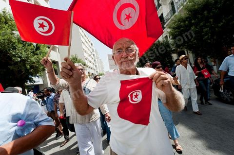 21 juillet 2011 : marche citoyenne organisée par les partis démocrates tunisiens à Tunis. face aux tentatives de semer le chaos dans le pays et de renverser les institutions nées d'un consensus national, les partis signataires ont appelés les citoyens à une marche nationale ce jeudi. Cette marche est organisée par les partis libéraux suivants : PDP, Ettajdid, Afek Tounes, Al Wifek Jomhouri, PSG, la Voie du Centre, Mouvement de la citoyenneté et de la justice. la manif se déroule avec en tête les principaux leaders des partis politiques pour la première fois en semble dans une manifestation.