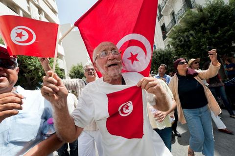 21 juillet 2011 : marche citoyenne organisée par les partis démocrates tunisiens à Tunis. face aux tentatives de semer le chaos dans le pays et de renverser les institutions nées d'un consensus national, les partis signataires ont appelés les citoyens à une marche nationale ce jeudi. Cette marche est organisée par les partis libéraux suivants : PDP, Ettajdid, Afek Tounes, Al Wifek Jomhouri, PSG, la Voie du Centre, Mouvement de la citoyenneté et de la justice. la manif se déroule avec en tête les principaux leaders des partis politiques pour la première fois en semble dans une manifestation.