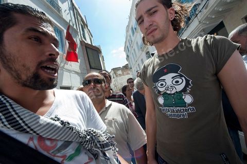 10 août 2011 : Quelque trois cents personnes ont de nouveau manifesté ce matin dans le centre de Tunis pour "une justice indépendance" et une rupture avec l'ancien régime de Ben Ali: "Le peuple veut une justice indépendante", "Ni liberté, ni impunité pour les criminels", ont scandé les manifestants tapant dans leurs mains sur les marches du Théâtre, au coeur de la capitale tunisienne.  Certains manifestaient sous la bannière de partis politiques, d'autres en tant qu'indépendants ou syndicalistes se tenaient en retrait sur le terre-plein de l'Avenue centrale Habib Bourguiba, contenus par de nombreux effectifs de la police. "Nous sommes d'accord sur les revendications: justice indépendante, non à l'impunité, information libre et purge des résidus de l'ancien régime", a déclaré un enseignant syndicaliste dans le camp des indépendants : "Nous voulons couper les ponts avec le régime de Ben Ali", affirmant que les protestations se poursuivront jusqu'au départ des symboles du système déchu encore en place". Sur des panneaux, les manifestants ont dénoncé la fuite d'une figure emblématique de la propagande sous Ben Ali, Saida Agrebi, qui était sous le coup d'une plainte en justice, et le retour sur la scène de certains membres du Rassemblement constitutionnel démocratique, parti de Ben Ali dissous après la chute de son régime le 14 janvier. "Nous avons le devoir de ne pas laisser confisquer la révolution, d'être fidèle aux martyrs", a scandé un responsable politique.