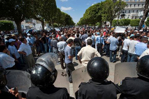 10 août 2011 : Quelque trois cents personnes ont de nouveau manifesté ce matin dans le centre de Tunis pour "une justice indépendance" et une rupture avec l'ancien régime de Ben Ali: "Le peuple veut une justice indépendante", "Ni liberté, ni impunité pour les criminels", ont scandé les manifestants tapant dans leurs mains sur les marches du Théâtre, au coeur de la capitale tunisienne.  Certains manifestaient sous la bannière de partis politiques, d'autres en tant qu'indépendants ou syndicalistes se tenaient en retrait sur le terre-plein de l'Avenue centrale Habib Bourguiba, contenus par de nombreux effectifs de la police. "Nous sommes d'accord sur les revendications: justice indépendante, non à l'impunité, information libre et purge des résidus de l'ancien régime", a déclaré un enseignant syndicaliste dans le camp des indépendants : "Nous voulons couper les ponts avec le régime de Ben Ali", affirmant que les protestations se poursuivront jusqu'au départ des symboles du système déchu encore en place". Sur des panneaux, les manifestants ont dénoncé la fuite d'une figure emblématique de la propagande sous Ben Ali, Saida Agrebi, qui était sous le coup d'une plainte en justice, et le retour sur la scène de certains membres du Rassemblement constitutionnel démocratique, parti de Ben Ali dissous après la chute de son régime le 14 janvier. "Nous avons le devoir de ne pas laisser confisquer la révolution, d'être fidèle aux martyrs", a scandé un responsable politique.