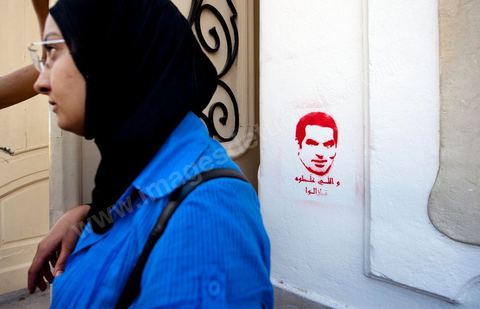 10 août 2011 : Quelque trois cents personnes ont de nouveau manifesté ce matin dans le centre de Tunis pour "une justice indépendance" et une rupture avec l'ancien régime de Ben Ali: "Le peuple veut une justice indépendante", "Ni liberté, ni impunité pour les criminels", ont scandé les manifestants tapant dans leurs mains sur les marches du Théâtre, au coeur de la capitale tunisienne.  Certains manifestaient sous la bannière de partis politiques, d'autres en tant qu'indépendants ou syndicalistes se tenaient en retrait sur le terre-plein de l'Avenue centrale Habib Bourguiba, contenus par de nombreux effectifs de la police. "Nous sommes d'accord sur les revendications: justice indépendante, non à l'impunité, information libre et purge des résidus de l'ancien régime", a déclaré un enseignant syndicaliste dans le camp des indépendants : "Nous voulons couper les ponts avec le régime de Ben Ali", affirmant que les protestations se poursuivront jusqu'au départ des symboles du système déchu encore en place". Sur des panneaux, les manifestants ont dénoncé la fuite d'une figure emblématique de la propagande sous Ben Ali, Saida Agrebi, qui était sous le coup d'une plainte en justice, et le retour sur la scène de certains membres du Rassemblement constitutionnel démocratique, parti de Ben Ali dissous après la chute de son régime le 14 janvier. "Nous avons le devoir de ne pas laisser confisquer la révolution, d'être fidèle aux martyrs", a scandé un responsable politique.