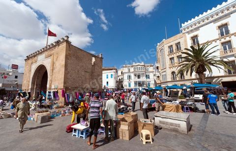 Depuis le 14 janvier 2011, les venderus ambulanst ont envahi les rues des villes de Tunisie devant aujourd'hui un véritable fléau urbain, pénalisant à la fois les petis commerçants et la vie quotidienne en centre ville. Ces installations anarchiques proposent des produits venant des réseaux parallèles ou de Chine. Les vendeurs justifient leurs activités par le taux de chomage très importants et par la liberté d'action offerte par la révolution et la mort par immolation de Mohamed Bouazizi, vendeur ambulant et déclencheur de la révolution tunisienne. Ici la porte de France, entrée de la medina historique de Tunis et haut lieu du toursime est envahi de vendeurs ambulants aux étales anarchiques et peu esthétiques.