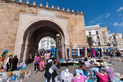 Depuis le 14 janvier 2011, les venderus ambulanst ont envahi les rues des villes de Tunisie devant aujourd'hui un véritable fléau urbain, pénalisant à la fois les petis commerçants et la vie quotidienne en centre ville. Ces installations anarchiques proposent des produits venant des réseaux parallèles ou de Chine. Les vendeurs justifient leurs activités par le taux de chomage très importants et par la liberté d'action offerte par la révolution et la mort par immolation de Mohamed Bouazizi, vendeur ambulant et déclencheur de la révolution tunisienne. Ici la porte de France, entrée de la medina historique de Tunis et haut lieu du toursime est envahi de vendeurs ambulants aux étales anarchiques et peu esthétiques.