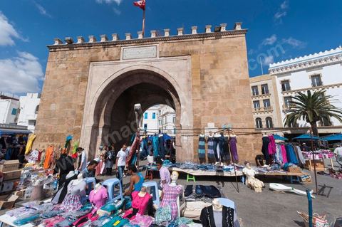 Depuis le 14 janvier 2011, les venderus ambulanst ont envahi les rues des villes de Tunisie devant aujourd'hui un véritable fléau urbain, pénalisant à la fois les petis commerçants et la vie quotidienne en centre ville. Ces installations anarchiques proposent des produits venant des réseaux parallèles ou de Chine. Les vendeurs justifient leurs activités par le taux de chomage très importants et par la liberté d'action offerte par la révolution et la mort par immolation de Mohamed Bouazizi, vendeur ambulant et déclencheur de la révolution tunisienne. Ici la porte de France, entrée de la medina historique de Tunis et haut lieu du toursime est envahi de vendeurs ambulants aux étales anarchiques et peu esthétiques.