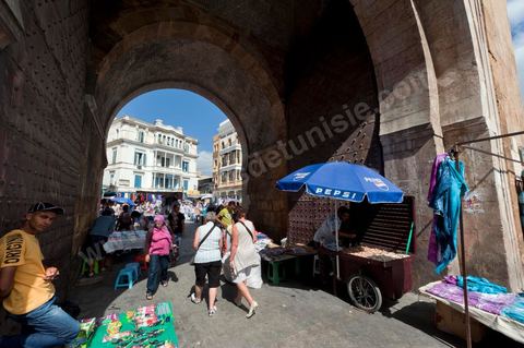 Depuis le 14 janvier 2011, les venderus ambulanst ont envahi les rues des villes de Tunisie devant aujourd'hui un véritable fléau urbain, pénalisant à la fois les petis commerçants et la vie quotidienne en centre ville. Ces installations anarchiques proposent des produits venant des réseaux parallèles ou de Chine. Les vendeurs justifient leurs activités par le taux de chomage très importants et par la liberté d'action offerte par la révolution et la mort par immolation de Mohamed Bouazizi, vendeur ambulant et déclencheur de la révolution tunisienne. Ici la porte de France, entrée de la medina historique de Tunis et haut lieu du toursime est envahi de vendeurs ambulants aux étales anarchiques et peu esthétiques.