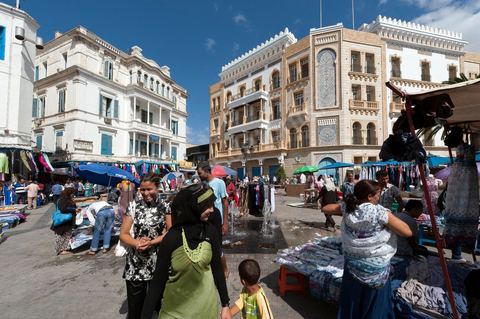 Depuis le 14 janvier 2011, les venderus ambulanst ont envahi les rues des villes de Tunisie devant aujourd'hui un véritable fléau urbain, pénalisant à la fois les petis commerçants et la vie quotidienne en centre ville. Ces installations anarchiques proposent des produits venant des réseaux parallèles ou de Chine. Les vendeurs justifient leurs activités par le taux de chomage très importants et par la liberté d'action offerte par la révolution et la mort par immolation de Mohamed Bouazizi, vendeur ambulant et déclencheur de la révolution tunisienne. Ici la porte de France, entrée de la medina historique de Tunis et haut lieu du toursime est envahi de vendeurs ambulants aux étales anarchiques et peu esthétiques.