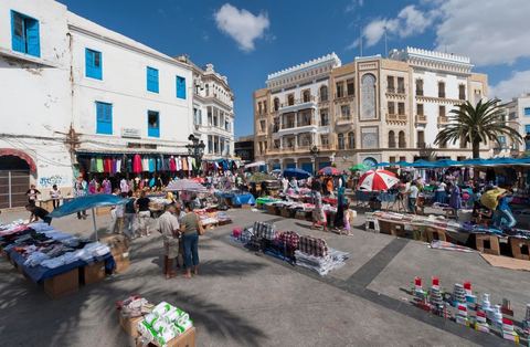 Depuis le 14 janvier 2011, les venderus ambulanst ont envahi les rues des villes de Tunisie devant aujourd'hui un véritable fléau urbain, pénalisant à la fois les petis commerçants et la vie quotidienne en centre ville. Ces installations anarchiques proposent des produits venant des réseaux parallèles ou de Chine. Les vendeurs justifient leurs activités par le taux de chomage très importants et par la liberté d'action offerte par la révolution et la mort par immolation de Mohamed Bouazizi, vendeur ambulant et déclencheur de la révolution tunisienne. Ici la porte de France, entrée de la medina historique de Tunis et haut lieu du toursime est envahi de vendeurs ambulants aux étales anarchiques et peu esthétiques.