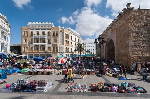Depuis le 14 janvier 2011, les venderus ambulanst ont envahi les rues des villes de Tunisie devant aujourd'hui un véritable fléau urbain, pénalisant à la fois les petis commerçants et la vie quotidienne en centre ville. Ces installations anarchiques proposent des produits venant des réseaux parallèles ou de Chine. Les vendeurs justifient leurs activités par le taux de chomage très importants et par la liberté d'action offerte par la révolution et la mort par immolation de Mohamed Bouazizi, vendeur ambulant et déclencheur de la révolution tunisienne. Ici la porte de France, entrée de la medina historique de Tunis et haut lieu du toursime est envahi de vendeurs ambulants aux étales anarchiques et peu esthétiques.