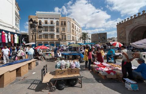 Depuis le 14 janvier 2011, les venderus ambulanst ont envahi les rues des villes de Tunisie devant aujourd'hui un véritable fléau urbain, pénalisant à la fois les petis commerçants et la vie quotidienne en centre ville. Ces installations anarchiques proposent des produits venant des réseaux parallèles ou de Chine. Les vendeurs justifient leurs activités par le taux de chomage très importants et par la liberté d'action offerte par la révolution et la mort par immolation de Mohamed Bouazizi, vendeur ambulant et déclencheur de la révolution tunisienne. Ici la porte de France, entrée de la medina historique de Tunis et haut lieu du toursime est envahi de vendeurs ambulants aux étales anarchiques et peu esthétiques.