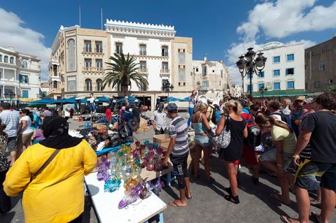 Depuis le 14 janvier 2011, les venderus ambulanst ont envahi les rues des villes de Tunisie devant aujourd'hui un véritable fléau urbain, pénalisant à la fois les petis commerçants et la vie quotidienne en centre ville. Ces installations anarchiques proposent des produits venant des réseaux parallèles ou de Chine. Les vendeurs justifient leurs activités par le taux de chomage très importants et par la liberté d'action offerte par la révolution et la mort par immolation de Mohamed Bouazizi, vendeur ambulant et déclencheur de la révolution tunisienne. Ici la porte de France, entrée de la medina historique de Tunis et haut lieu du toursime est envahi de vendeurs ambulants aux étales anarchiques et peu esthétiques.