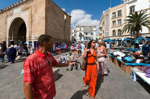 Depuis le 14 janvier 2011, les venderus ambulanst ont envahi les rues des villes de Tunisie devant aujourd'hui un véritable fléau urbain, pénalisant à la fois les petis commerçants et la vie quotidienne en centre ville. Ces installations anarchiques proposent des produits venant des réseaux parallèles ou de Chine. Les vendeurs justifient leurs activités par le taux de chomage très importants et par la liberté d'action offerte par la révolution et la mort par immolation de Mohamed Bouazizi, vendeur ambulant et déclencheur de la révolution tunisienne. Ici la porte de France, entrée de la medina historique de Tunis et haut lieu du toursime est envahi de vendeurs ambulants aux étales anarchiques et peu esthétiques.