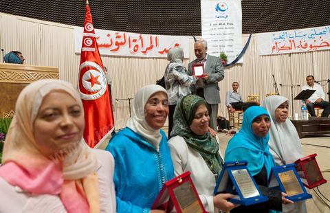 13 août 2011 : Rached Ghannouchi remet des décorations aux femmes militantes qui ont fait de la prison sous Ben Ali pour défendre la cause de l'islamisme politique à la Commération par le parti Ennahda de la Fête de la Femme et du Code du Statut personnel tunisien au Palais des Congrés de Tunis, avec discours de Farida Laabidi, militante, de Rached Ghannouchi, fondateur et chef du parti Ennahda, ainsi que Psycho-M, rappeur fortement engagé dans ses propos islamistes. Rached Ghannouchi annonce la volonté de ne pas inscrire la polygamie dasn la prochaine élection, la Tunisie n'ayant pas les moyens pour cela ...