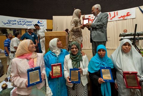 13 août 2011 : Rached Ghannouchi remet des décorations aux femmes militantes qui ont fait de la prison sous Ben Ali pour défendre la cause de l'islamisme politique à la Commération par le parti Ennahda de la Fête de la Femme et du Code du Statut personnel tunisien au Palais des Congrés de Tunis, avec discours de Farida Laabidi, militante, de Rached Ghannouchi, fondateur et chef du parti Ennahda, ainsi que Psycho-M, rappeur fortement engagé dans ses propos islamistes. Rached Ghannouchi annonce la volonté de ne pas inscrire la polygamie dasn la prochaine élection, la Tunisie n'ayant pas les moyens pour cela ...
