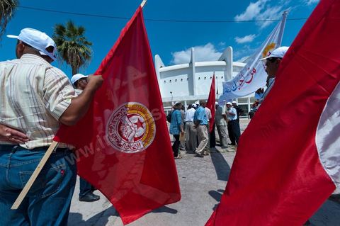 15 août 2011 : L'Union Générale Tunisienne du Travail a organisé une marche de protestation ''pour la réalisation des objectifs de la révolution et en mémoire des martyrs'' qui a débuté lundi 15 août 2011 à midi devant la bourse du travail à Tunis avant de parcourir l'avenue Mohamed V et de se disperser devant la place des droits de l'Homme.Ont participé à cette marche, les structures régionales et locales de base de l'Union, des partis politiques, des personnalités nationales, des composantes de la société civile, des intellectuels et des artistes.Les manifestants ont exprimé des revendications à caractère social et politique exigeant notamment le départ du Gouvernement de transition et de demander des comptes aux symboles de la corruption, notamment par une restitution des avoirs du peuple, spoliés par la famille du président déchu, la réforme de la Justice et l'emploi aux chômeurs.Les manifestants ont dénoncé la hausse des prix et appelé au respect des principes de la révolution et à la fidélité au sang des martyrs.La marche a été marquée par un arrêt symbolique devant le siège de l'ancien Rassemblement Constitutionnel Démocratique dissous."La Tunisie libre et les voleurs dehors", "Peuple, révolte-toi contre les restants de la dictature", "Pas de liberté, pas de retour, pour les bandes du destour" ont scandé les manifestants.