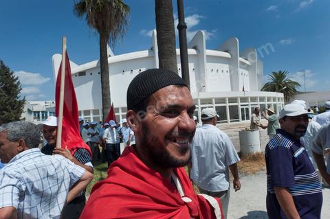 15 août 2011 : L'Union Générale Tunisienne du Travail a organisé une marche de protestation ''pour la réalisation des objectifs de la révolution et en mémoire des martyrs'' qui a débuté lundi 15 août 2011 à midi devant la bourse du travail à Tunis avant de parcourir l'avenue Mohamed V et de se disperser devant la place des droits de l'Homme.Ont participé à cette marche, les structures régionales et locales de base de l'Union, des partis politiques, des personnalités nationales, des composantes de la société civile, des intellectuels et des artistes.Les manifestants ont exprimé des revendications à caractère social et politique exigeant notamment le départ du Gouvernement de transition et de demander des comptes aux symboles de la corruption, notamment par une restitution des avoirs du peuple, spoliés par la famille du président déchu, la réforme de la Justice et l'emploi aux chômeurs.Les manifestants ont dénoncé la hausse des prix et appelé au respect des principes de la révolution et à la fidélité au sang des martyrs.La marche a été marquée par un arrêt symbolique devant le siège de l'ancien Rassemblement Constitutionnel Démocratique dissous."La Tunisie libre et les voleurs dehors", "Peuple, révolte-toi contre les restants de la dictature", "Pas de liberté, pas de retour, pour les bandes du destour" ont scandé les manifestants.