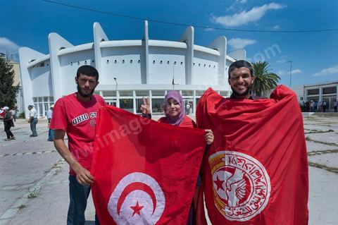 15 août 2011 : L'Union Générale Tunisienne du Travail a organisé une marche de protestation ''pour la réalisation des objectifs de la révolution et en mémoire des martyrs'' qui a débuté lundi 15 août 2011 à midi devant la bourse du travail à Tunis avant de parcourir l'avenue Mohamed V et de se disperser devant la place des droits de l'Homme.Ont participé à cette marche, les structures régionales et locales de base de l'Union, des partis politiques, des personnalités nationales, des composantes de la société civile, des intellectuels et des artistes.Les manifestants ont exprimé des revendications à caractère social et politique exigeant notamment le départ du Gouvernement de transition et de demander des comptes aux symboles de la corruption, notamment par une restitution des avoirs du peuple, spoliés par la famille du président déchu, la réforme de la Justice et l'emploi aux chômeurs.Les manifestants ont dénoncé la hausse des prix et appelé au respect des principes de la révolution et à la fidélité au sang des martyrs.La marche a été marquée par un arrêt symbolique devant le siège de l'ancien Rassemblement Constitutionnel Démocratique dissous."La Tunisie libre et les voleurs dehors", "Peuple, révolte-toi contre les restants de la dictature", "Pas de liberté, pas de retour, pour les bandes du destour" ont scandé les manifestants.