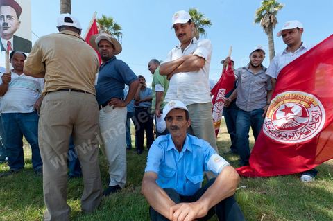 15 août 2011 : L'Union Générale Tunisienne du Travail a organisé une marche de protestation ''pour la réalisation des objectifs de la révolution et en mémoire des martyrs'' qui a débuté lundi 15 août 2011 à midi devant la bourse du travail à Tunis avant de parcourir l'avenue Mohamed V et de se disperser devant la place des droits de l'Homme.Ont participé à cette marche, les structures régionales et locales de base de l'Union, des partis politiques, des personnalités nationales, des composantes de la société civile, des intellectuels et des artistes.Les manifestants ont exprimé des revendications à caractère social et politique exigeant notamment le départ du Gouvernement de transition et de demander des comptes aux symboles de la corruption, notamment par une restitution des avoirs du peuple, spoliés par la famille du président déchu, la réforme de la Justice et l'emploi aux chômeurs.Les manifestants ont dénoncé la hausse des prix et appelé au respect des principes de la révolution et à la fidélité au sang des martyrs.La marche a été marquée par un arrêt symbolique devant le siège de l'ancien Rassemblement Constitutionnel Démocratique dissous."La Tunisie libre et les voleurs dehors", "Peuple, révolte-toi contre les restants de la dictature", "Pas de liberté, pas de retour, pour les bandes du destour" ont scandé les manifestants.