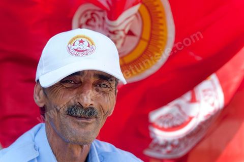 15 août 2011 : L'Union Générale Tunisienne du Travail a organisé une marche de protestation ''pour la réalisation des objectifs de la révolution et en mémoire des martyrs'' qui a débuté lundi 15 août 2011 à midi devant la bourse du travail à Tunis avant de parcourir l'avenue Mohamed V et de se disperser devant la place des droits de l'Homme.Ont participé à cette marche, les structures régionales et locales de base de l'Union, des partis politiques, des personnalités nationales, des composantes de la société civile, des intellectuels et des artistes.Les manifestants ont exprimé des revendications à caractère social et politique exigeant notamment le départ du Gouvernement de transition et de demander des comptes aux symboles de la corruption, notamment par une restitution des avoirs du peuple, spoliés par la famille du président déchu, la réforme de la Justice et l'emploi aux chômeurs.Les manifestants ont dénoncé la hausse des prix et appelé au respect des principes de la révolution et à la fidélité au sang des martyrs.La marche a été marquée par un arrêt symbolique devant le siège de l'ancien Rassemblement Constitutionnel Démocratique dissous."La Tunisie libre et les voleurs dehors", "Peuple, révolte-toi contre les restants de la dictature", "Pas de liberté, pas de retour, pour les bandes du destour" ont scandé les manifestants.