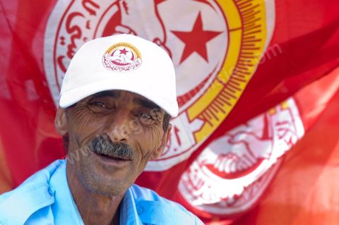 15 août 2011 : L'Union Générale Tunisienne du Travail a organisé une marche de protestation ''pour la réalisation des objectifs de la révolution et en mémoire des martyrs'' qui a débuté lundi 15 août 2011 à midi devant la bourse du travail à Tunis avant de parcourir l'avenue Mohamed V et de se disperser devant la place des droits de l'Homme.Ont participé à cette marche, les structures régionales et locales de base de l'Union, des partis politiques, des personnalités nationales, des composantes de la société civile, des intellectuels et des artistes.Les manifestants ont exprimé des revendications à caractère social et politique exigeant notamment le départ du Gouvernement de transition et de demander des comptes aux symboles de la corruption, notamment par une restitution des avoirs du peuple, spoliés par la famille du président déchu, la réforme de la Justice et l'emploi aux chômeurs.Les manifestants ont dénoncé la hausse des prix et appelé au respect des principes de la révolution et à la fidélité au sang des martyrs.La marche a été marquée par un arrêt symbolique devant le siège de l'ancien Rassemblement Constitutionnel Démocratique dissous."La Tunisie libre et les voleurs dehors", "Peuple, révolte-toi contre les restants de la dictature", "Pas de liberté, pas de retour, pour les bandes du destour" ont scandé les manifestants.