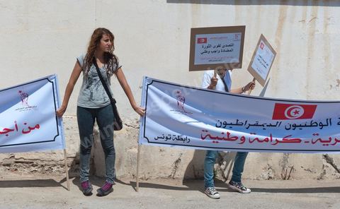 15 août 2011 : L'Union Générale Tunisienne du Travail a organisé une marche de protestation ''pour la réalisation des objectifs de la révolution et en mémoire des martyrs'' qui a débuté lundi 15 août 2011 à midi devant la bourse du travail à Tunis avant de parcourir l'avenue Mohamed V et de se disperser devant la place des droits de l'Homme.Ont participé à cette marche, les structures régionales et locales de base de l'Union, des partis politiques, des personnalités nationales, des composantes de la société civile, des intellectuels et des artistes.Les manifestants ont exprimé des revendications à caractère social et politique exigeant notamment le départ du Gouvernement de transition et de demander des comptes aux symboles de la corruption, notamment par une restitution des avoirs du peuple, spoliés par la famille du président déchu, la réforme de la Justice et l'emploi aux chômeurs.Les manifestants ont dénoncé la hausse des prix et appelé au respect des principes de la révolution et à la fidélité au sang des martyrs.La marche a été marquée par un arrêt symbolique devant le siège de l'ancien Rassemblement Constitutionnel Démocratique dissous."La Tunisie libre et les voleurs dehors", "Peuple, révolte-toi contre les restants de la dictature", "Pas de liberté, pas de retour, pour les bandes du destour" ont scandé les manifestants.