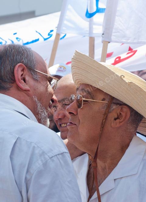 15 août 2011 : Abdessalem JRAD, Secrétaire Général de l'UGGT, accueille Hamadi JEBALI, n°2 du parti à tendance Islamique Ennahda. L'Union Générale Tunisienne du Travail a organisé une marche de protestation ''pour la réalisation des objectifs de la révolution et en mémoire des martyrs'' qui a débuté lundi 15 août 2011 à midi devant la bourse du travail à Tunis avant de parcourir l'avenue Mohamed V et de se disperser devant la place des droits de l'Homme.Ont participé à cette marche, les structures régionales et locales de base de l'Union, des partis politiques, des personnalités nationales, des composantes de la société civile, des intellectuels et des artistes.Les manifestants ont exprimé des revendications à caractère social et politique exigeant notamment le départ du Gouvernement de transition et de demander des comptes aux symboles de la corruption, notamment par une restitution des avoirs du peuple, spoliés par la famille du président déchu, la réforme de la Justice et l'emploi aux chômeurs.Les manifestants ont dénoncé la hausse des prix et appelé au respect des principes de la révolution et à la fidélité au sang des martyrs.La marche a été marquée par un arrêt symbolique devant le siège de l'ancien Rassemblement Constitutionnel Démocratique dissous."La Tunisie libre et les voleurs dehors", "Peuple, révolte-toi contre les restants de la dictature", "Pas de liberté, pas de retour, pour les bandes du destour" ont scandé les manifestants.