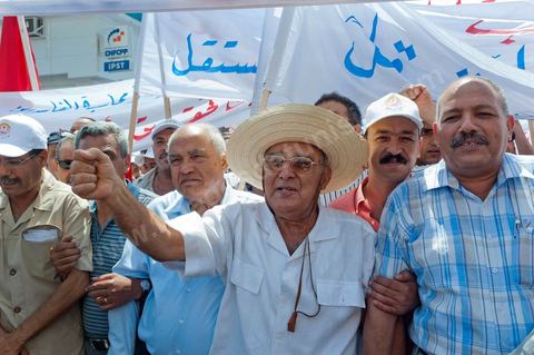 15 août 2011 : Abdessalem JRAD, Secrétaire Général de l'UGGT et Ahmed BRAHIM, secrétaire général du Parti démocrate Ettajdid à la mamif de l'UGGT. L'Union Générale Tunisienne du Travail a organisé une marche de protestation ''pour la réalisation des objectifs de la révolution et en mémoire des martyrs'' qui a débuté lundi 15 août 2011 à midi devant la bourse du travail à Tunis avant de parcourir l'avenue Mohamed V et de se disperser devant la place des droits de l'Homme.Ont participé à cette marche, les structures régionales et locales de base de l'Union, des partis politiques, des personnalités nationales, des composantes de la société civile, des intellectuels et des artistes.Les manifestants ont exprimé des revendications à caractère social et politique exigeant notamment le départ du Gouvernement de transition et de demander des comptes aux symboles de la corruption, notamment par une restitution des avoirs du peuple, spoliés par la famille du président déchu, la réforme de la Justice et l'emploi aux chômeurs.Les manifestants ont dénoncé la hausse des prix et appelé au respect des principes de la révolution et à la fidélité au sang des martyrs.La marche a été marquée par un arrêt symbolique devant le siège de l'ancien Rassemblement Constitutionnel Démocratique dissous."La Tunisie libre et les voleurs dehors", "Peuple, révolte-toi contre les restants de la dictature", "Pas de liberté, pas de retour, pour les bandes du destour" ont scandé les manifestants.
