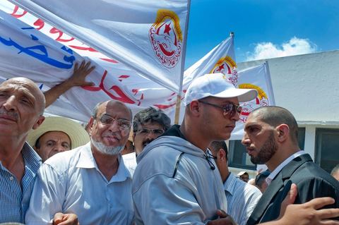 15 août 2011 : L'Union Générale Tunisienne du Travail a organisé une marche de protestation ''pour la réalisation des objectifs de la révolution et en mémoire des martyrs'' qui a débuté lundi 15 août 2011 à midi devant la bourse du travail à Tunis avant de parcourir l'avenue Mohamed V et de se disperser devant la place des droits de l'Homme.Ont participé à cette marche, les structures régionales et locales de base de l'Union, des partis politiques, des personnalités nationales, des composantes de la société civile, des intellectuels et des artistes.Les manifestants ont exprimé des revendications à caractère social et politique exigeant notamment le départ du Gouvernement de transition et de demander des comptes aux symboles de la corruption, notamment par une restitution des avoirs du peuple, spoliés par la famille du président déchu, la réforme de la Justice et l'emploi aux chômeurs.Les manifestants ont dénoncé la hausse des prix et appelé au respect des principes de la révolution et à la fidélité au sang des martyrs.La marche a été marquée par un arrêt symbolique devant le siège de l'ancien Rassemblement Constitutionnel Démocratique dissous."La Tunisie libre et les voleurs dehors", "Peuple, révolte-toi contre les restants de la dictature", "Pas de liberté, pas de retour, pour les bandes du destour" ont scandé les manifestants.