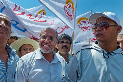 15 août 2011 : L'Union Générale Tunisienne du Travail a organisé une marche de protestation ''pour la réalisation des objectifs de la révolution et en mémoire des martyrs'' qui a débuté lundi 15 août 2011 à midi devant la bourse du travail à Tunis avant de parcourir l'avenue Mohamed V et de se disperser devant la place des droits de l'Homme.Ont participé à cette marche, les structures régionales et locales de base de l'Union, des partis politiques, des personnalités nationales, des composantes de la société civile, des intellectuels et des artistes.Les manifestants ont exprimé des revendications à caractère social et politique exigeant notamment le départ du Gouvernement de transition et de demander des comptes aux symboles de la corruption, notamment par une restitution des avoirs du peuple, spoliés par la famille du président déchu, la réforme de la Justice et l'emploi aux chômeurs.Les manifestants ont dénoncé la hausse des prix et appelé au respect des principes de la révolution et à la fidélité au sang des martyrs.La marche a été marquée par un arrêt symbolique devant le siège de l'ancien Rassemblement Constitutionnel Démocratique dissous."La Tunisie libre et les voleurs dehors", "Peuple, révolte-toi contre les restants de la dictature", "Pas de liberté, pas de retour, pour les bandes du destour" ont scandé les manifestants.