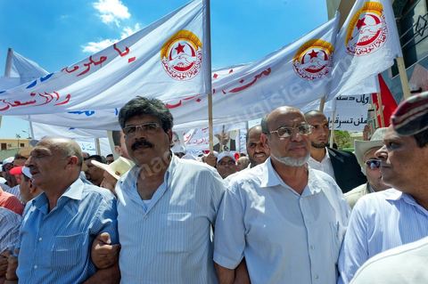 15 août 2011 : L'Union Générale Tunisienne du Travail a organisé une marche de protestation ''pour la réalisation des objectifs de la révolution et en mémoire des martyrs'' qui a débuté lundi 15 août 2011 à midi devant la bourse du travail à Tunis avant de parcourir l'avenue Mohamed V et de se disperser devant la place des droits de l'Homme.Ont participé à cette marche, les structures régionales et locales de base de l'Union, des partis politiques, des personnalités nationales, des composantes de la société civile, des intellectuels et des artistes.Les manifestants ont exprimé des revendications à caractère social et politique exigeant notamment le départ du Gouvernement de transition et de demander des comptes aux symboles de la corruption, notamment par une restitution des avoirs du peuple, spoliés par la famille du président déchu, la réforme de la Justice et l'emploi aux chômeurs.Les manifestants ont dénoncé la hausse des prix et appelé au respect des principes de la révolution et à la fidélité au sang des martyrs.La marche a été marquée par un arrêt symbolique devant le siège de l'ancien Rassemblement Constitutionnel Démocratique dissous."La Tunisie libre et les voleurs dehors", "Peuple, révolte-toi contre les restants de la dictature", "Pas de liberté, pas de retour, pour les bandes du destour" ont scandé les manifestants.