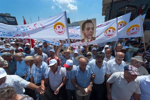 15 août 2011 : L'Union Générale Tunisienne du Travail a organisé une marche de protestation ''pour la réalisation des objectifs de la révolution et en mémoire des martyrs'' qui a débuté lundi 15 août 2011 à midi devant la bourse du travail à Tunis avant de parcourir l'avenue Mohamed V et de se disperser devant la place des droits de l'Homme.Ont participé à cette marche, les structures régionales et locales de base de l'Union, des partis politiques, des personnalités nationales, des composantes de la société civile, des intellectuels et des artistes.Les manifestants ont exprimé des revendications à caractère social et politique exigeant notamment le départ du Gouvernement de transition et de demander des comptes aux symboles de la corruption, notamment par une restitution des avoirs du peuple, spoliés par la famille du président déchu, la réforme de la Justice et l'emploi aux chômeurs.Les manifestants ont dénoncé la hausse des prix et appelé au respect des principes de la révolution et à la fidélité au sang des martyrs.La marche a été marquée par un arrêt symbolique devant le siège de l'ancien Rassemblement Constitutionnel Démocratique dissous."La Tunisie libre et les voleurs dehors", "Peuple, révolte-toi contre les restants de la dictature", "Pas de liberté, pas de retour, pour les bandes du destour" ont scandé les manifestants.