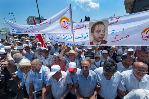 15 août 2011 : L'Union Générale Tunisienne du Travail a organisé une marche de protestation ''pour la réalisation des objectifs de la révolution et en mémoire des martyrs'' qui a débuté lundi 15 août 2011 à midi devant la bourse du travail à Tunis avant de parcourir l'avenue Mohamed V et de se disperser devant la place des droits de l'Homme.Ont participé à cette marche, les structures régionales et locales de base de l'Union, des partis politiques, des personnalités nationales, des composantes de la société civile, des intellectuels et des artistes.Les manifestants ont exprimé des revendications à caractère social et politique exigeant notamment le départ du Gouvernement de transition et de demander des comptes aux symboles de la corruption, notamment par une restitution des avoirs du peuple, spoliés par la famille du président déchu, la réforme de la Justice et l'emploi aux chômeurs.Les manifestants ont dénoncé la hausse des prix et appelé au respect des principes de la révolution et à la fidélité au sang des martyrs.La marche a été marquée par un arrêt symbolique devant le siège de l'ancien Rassemblement Constitutionnel Démocratique dissous."La Tunisie libre et les voleurs dehors", "Peuple, révolte-toi contre les restants de la dictature", "Pas de liberté, pas de retour, pour les bandes du destour" ont scandé les manifestants.