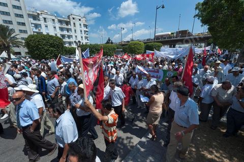 15 août 2011 : L'Union Générale Tunisienne du Travail a organisé une marche de protestation ''pour la réalisation des objectifs de la révolution et en mémoire des martyrs'' qui a débuté lundi 15 août 2011 à midi devant la bourse du travail à Tunis avant de parcourir l'avenue Mohamed V et de se disperser devant la place des droits de l'Homme.Ont participé à cette marche, les structures régionales et locales de base de l'Union, des partis politiques, des personnalités nationales, des composantes de la société civile, des intellectuels et des artistes.Les manifestants ont exprimé des revendications à caractère social et politique exigeant notamment le départ du Gouvernement de transition et de demander des comptes aux symboles de la corruption, notamment par une restitution des avoirs du peuple, spoliés par la famille du président déchu, la réforme de la Justice et l'emploi aux chômeurs.Les manifestants ont dénoncé la hausse des prix et appelé au respect des principes de la révolution et à la fidélité au sang des martyrs.La marche a été marquée par un arrêt symbolique devant le siège de l'ancien Rassemblement Constitutionnel Démocratique dissous."La Tunisie libre et les voleurs dehors", "Peuple, révolte-toi contre les restants de la dictature", "Pas de liberté, pas de retour, pour les bandes du destour" ont scandé les manifestants.