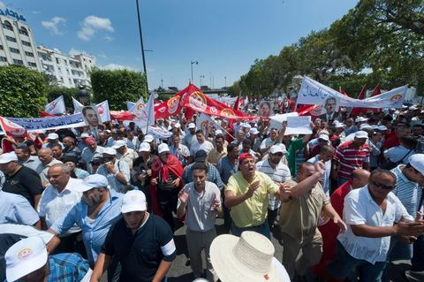 15 août 2011 : L'Union Générale Tunisienne du Travail a organisé une marche de protestation ''pour la réalisation des objectifs de la révolution et en mémoire des martyrs'' qui a débuté lundi 15 août 2011 à midi devant la bourse du travail à Tunis avant de parcourir l'avenue Mohamed V et de se disperser devant la place des droits de l'Homme.Ont participé à cette marche, les structures régionales et locales de base de l'Union, des partis politiques, des personnalités nationales, des composantes de la société civile, des intellectuels et des artistes.Les manifestants ont exprimé des revendications à caractère social et politique exigeant notamment le départ du Gouvernement de transition et de demander des comptes aux symboles de la corruption, notamment par une restitution des avoirs du peuple, spoliés par la famille du président déchu, la réforme de la Justice et l'emploi aux chômeurs.Les manifestants ont dénoncé la hausse des prix et appelé au respect des principes de la révolution et à la fidélité au sang des martyrs.La marche a été marquée par un arrêt symbolique devant le siège de l'ancien Rassemblement Constitutionnel Démocratique dissous."La Tunisie libre et les voleurs dehors", "Peuple, révolte-toi contre les restants de la dictature", "Pas de liberté, pas de retour, pour les bandes du destour" ont scandé les manifestants.