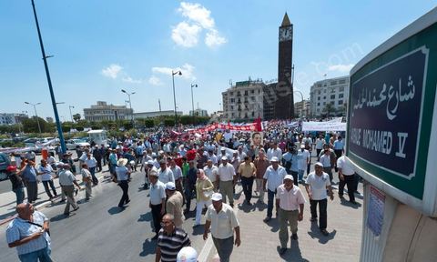 15 août 2011 : L'Union Générale Tunisienne du Travail a organisé une marche de protestation ''pour la réalisation des objectifs de la révolution et en mémoire des martyrs'' qui a débuté lundi 15 août 2011 à midi devant la bourse du travail à Tunis avant de parcourir l'avenue Mohamed V et de se disperser devant la place des droits de l'Homme.Ont participé à cette marche, les structures régionales et locales de base de l'Union, des partis politiques, des personnalités nationales, des composantes de la société civile, des intellectuels et des artistes.Les manifestants ont exprimé des revendications à caractère social et politique exigeant notamment le départ du Gouvernement de transition et de demander des comptes aux symboles de la corruption, notamment par une restitution des avoirs du peuple, spoliés par la famille du président déchu, la réforme de la Justice et l'emploi aux chômeurs.Les manifestants ont dénoncé la hausse des prix et appelé au respect des principes de la révolution et à la fidélité au sang des martyrs.La marche a été marquée par un arrêt symbolique devant le siège de l'ancien Rassemblement Constitutionnel Démocratique dissous."La Tunisie libre et les voleurs dehors", "Peuple, révolte-toi contre les restants de la dictature", "Pas de liberté, pas de retour, pour les bandes du destour" ont scandé les manifestants.