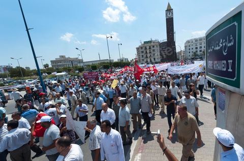 15 août 2011 : L'Union Générale Tunisienne du Travail a organisé une marche de protestation ''pour la réalisation des objectifs de la révolution et en mémoire des martyrs'' qui a débuté lundi 15 août 2011 à midi devant la bourse du travail à Tunis avant de parcourir l'avenue Mohamed V et de se disperser devant la place des droits de l'Homme.Ont participé à cette marche, les structures régionales et locales de base de l'Union, des partis politiques, des personnalités nationales, des composantes de la société civile, des intellectuels et des artistes.Les manifestants ont exprimé des revendications à caractère social et politique exigeant notamment le départ du Gouvernement de transition et de demander des comptes aux symboles de la corruption, notamment par une restitution des avoirs du peuple, spoliés par la famille du président déchu, la réforme de la Justice et l'emploi aux chômeurs.Les manifestants ont dénoncé la hausse des prix et appelé au respect des principes de la révolution et à la fidélité au sang des martyrs.La marche a été marquée par un arrêt symbolique devant le siège de l'ancien Rassemblement Constitutionnel Démocratique dissous."La Tunisie libre et les voleurs dehors", "Peuple, révolte-toi contre les restants de la dictature", "Pas de liberté, pas de retour, pour les bandes du destour" ont scandé les manifestants.