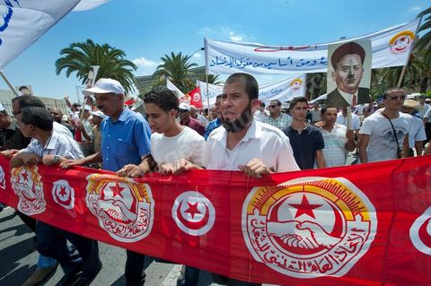 15 août 2011 : L'Union Générale Tunisienne du Travail a organisé une marche de protestation ''pour la réalisation des objectifs de la révolution et en mémoire des martyrs'' qui a débuté lundi 15 août 2011 à midi devant la bourse du travail à Tunis avant de parcourir l'avenue Mohamed V et de se disperser devant la place des droits de l'Homme.Ont participé à cette marche, les structures régionales et locales de base de l'Union, des partis politiques, des personnalités nationales, des composantes de la société civile, des intellectuels et des artistes.Les manifestants ont exprimé des revendications à caractère social et politique exigeant notamment le départ du Gouvernement de transition et de demander des comptes aux symboles de la corruption, notamment par une restitution des avoirs du peuple, spoliés par la famille du président déchu, la réforme de la Justice et l'emploi aux chômeurs.Les manifestants ont dénoncé la hausse des prix et appelé au respect des principes de la révolution et à la fidélité au sang des martyrs.La marche a été marquée par un arrêt symbolique devant le siège de l'ancien Rassemblement Constitutionnel Démocratique dissous."La Tunisie libre et les voleurs dehors", "Peuple, révolte-toi contre les restants de la dictature", "Pas de liberté, pas de retour, pour les bandes du destour" ont scandé les manifestants.