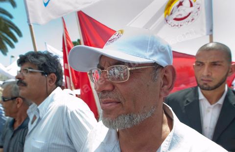 15 août 2011 : Hamadi JEBALI, n°2 du parti à tendance islamique Ennahda et ses gardes du corps à la manif de l'UGGT. L'Union Générale Tunisienne du Travail a organisé une marche de protestation ''pour la réalisation des objectifs de la révolution et en mémoire des martyrs'' qui a débuté lundi 15 août 2011 à midi devant la bourse du travail à Tunis avant de parcourir l'avenue Mohamed V et de se disperser devant la place des droits de l'Homme.Ont participé à cette marche, les structures régionales et locales de base de l'Union, des partis politiques, des personnalités nationales, des composantes de la société civile, des intellectuels et des artistes.Les manifestants ont exprimé des revendications à caractère social et politique exigeant notamment le départ du Gouvernement de transition et de demander des comptes aux symboles de la corruption, notamment par une restitution des avoirs du peuple, spoliés par la famille du président déchu, la réforme de la Justice et l'emploi aux chômeurs.Les manifestants ont dénoncé la hausse des prix et appelé au respect des principes de la révolution et à la fidélité au sang des martyrs.La marche a été marquée par un arrêt symbolique devant le siège de l'ancien Rassemblement Constitutionnel Démocratique dissous."La Tunisie libre et les voleurs dehors", "Peuple, révolte-toi contre les restants de la dictature", "Pas de liberté, pas de retour, pour les bandes du destour" ont scandé les manifestants.