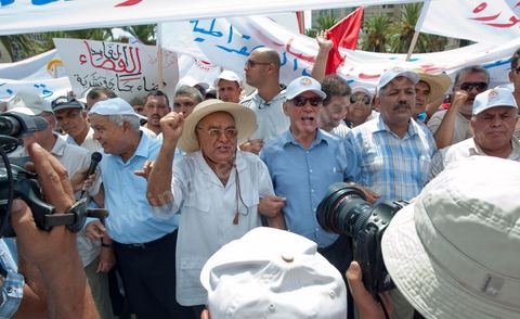 15 août 2011 : Abdessalem JRAD, Secrétaire Général de l'UGGT et Ahmed BRAHIM, secrétaire général du Parti démocrate Ettajdid à la maNif de l'UGGT. L'Union Générale Tunisienne du Travail a organisé une marche de protestation ''pour la réalisation des objectifs de la révolution et en mémoire des martyrs'' qui a débuté lundi 15 août 2011 à midi devant la bourse du travail à Tunis avant de parcourir l'avenue Mohamed V et de se disperser devant la place des droits de l'Homme.Ont participé à cette marche, les structures régionales et locales de base de l'Union, des partis politiques, des personnalités nationales, des composantes de la société civile, des intellectuels et des artistes.Les manifestants ont exprimé des revendications à caractère social et politique exigeant notamment le départ du Gouvernement de transition et de demander des comptes aux symboles de la corruption, notamment par une restitution des avoirs du peuple, spoliés par la famille du président déchu, la réforme de la Justice et l'emploi aux chômeurs.Les manifestants ont dénoncé la hausse des prix et appelé au respect des principes de la révolution et à la fidélité au sang des martyrs.La marche a été marquée par un arrêt symbolique devant le siège de l'ancien Rassemblement Constitutionnel Démocratique dissous."La Tunisie libre et les voleurs dehors", "Peuple, révolte-toi contre les restants de la dictature", "Pas de liberté, pas de retour, pour les bandes du destour" ont scandé les manifestants.